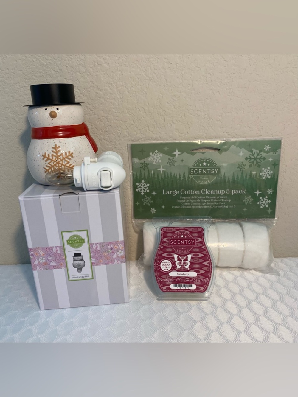 Scentsy Mini Snowman Warmer Set includes Snowberry Wax Bar & Lg Cleanup 5-pack